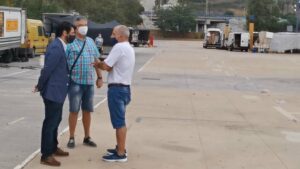 Sergio Pelayo visita el montaje del mercadillo tras la reunión con la Asociación de Comercio Ambulante Fénix"