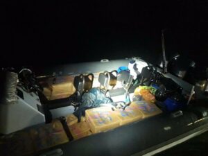 La Armada y la Guardia Civil interceptan 449 kilos de hachís en una narcolancha