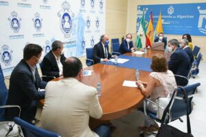 El puerto asegura que estudia un proyecto integral para regenerar la playa de 'El Rinconcillo'