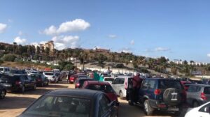 Decenas de vehículos ensordecen las calles de Algeciras en la caravana por la sanidad pública