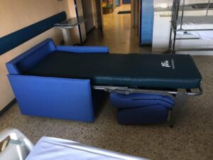 Las unidades de Pediatría de los Hospitales de Algeciras y La Línea incorporan 20 sillones donados