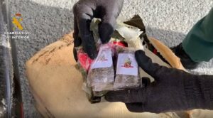 Quince detenidos en un alijo en Marbella en el que un vehículo vuelve a embestir a la Guardia Civil