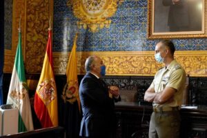 El alcalde recibe al nuevo jefe del Grupo de Artillería Antiaérea 1/74