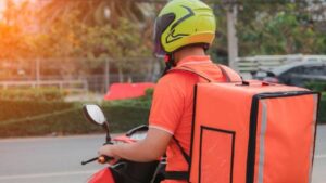 La entrega de comida a domicilio se mantiene a las 23.30 y la recogida a las 21.30