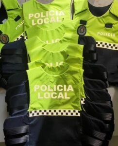 La Policía Local comienza a distribuir los chalecos antibalas personalizados entre sus agentes