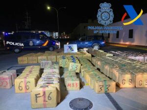Intervenidas 35 toneladas de droga en la mayor operación marítima contra el tráfico de hachís en España