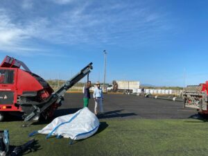El Ayuntamiento sustituye el césped artificial del campo de fútbol Nº1 de 'La Menacha'