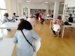 Alumnas de español para el empleo conocen los servicios de la biblioteca municipal y aprenden a usarlos