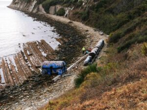 La APBA retira los restos de las bateas de mejillones de la ensenada de Getares