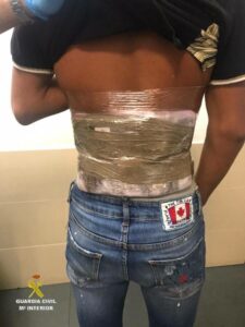 Detenido un menor en el puerto que llevaba un kilo de hachís adosados al cuerpo