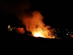 Los bomberos sofocan un incendio de pastos en la zona de La Juliana
