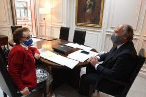 La escritora nonagenaria, Isabel Campano, presenta su poema sobre Algeciras al alcalde