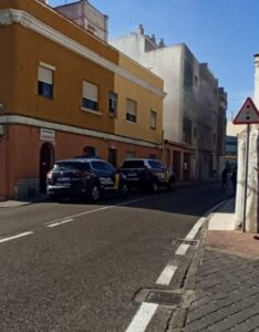 Bomberos intervienen en la extinción de un incendio en una vivienda de un edificio abandonado en El Secano