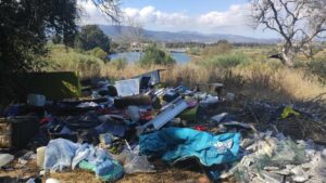 Vecinos de El Rinconcillo denuncian una escombrera ilegal en la avenida del Embarcadero