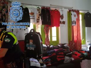 Detenido en La Línea tras desmantelar una tienda clandestina con más de 1.500 prendas de ropa falsificadas