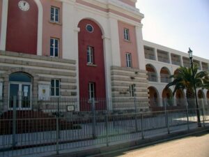 El Gobierno de Gibraltar aísla a 39 personas tras dos positivos en dos colegios