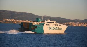 Un barco que iba a Algeciras regresa al puerto de Ceuta al hallar inmigrantes en la bodega
