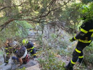 Bomberos rescatan tras más de cuatro horas de trabajo a un senderista en la Garganta del Capitán
