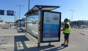 El Puerto estrena marquesinas alimentadas por energía solar, donde los viajeros pueden cargar sus móviles