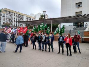 Los sindicatos se concentran para denunciar el colapso en los centros de salud y la sobrecarga de los sanitarios
