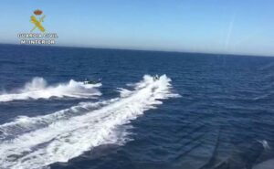 Intervienen 4.400 kilos de hachís tras interceptar una narcolancha en el Estrecho