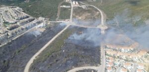 El Infoca da por extinguido un incendio forestal en la urbanización Vistahermosa de La Línea