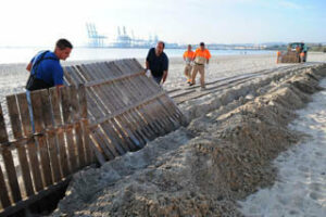 La plantilla de limpieza y mantenimiento de playas ratifica el preacuerdo de convenio