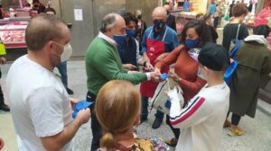 Los vecinos del Barrio de La Caridad se benefician de un reparto de mascarillas de Fondos Europeos