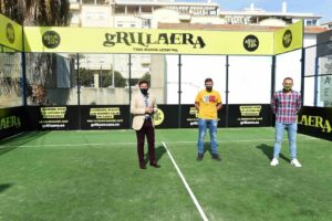 Renuevan el césped de las pistas exteriores de pádel del pabellón polideportivo