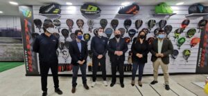El alcalde da la bienvenida a la apertura de una tienda de pádel en el centro de la ciudad