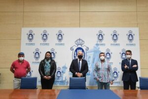 El sector pesquero traslada al alcalde su preocupación por las pérdidas ocasionadas por el alga