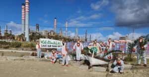 Verdemar protesta por la destrucción de la selva de Indonesa para llevar aceite de palma a la refinería