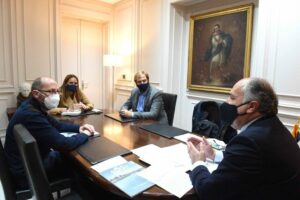 Landaluce se reúne con Manuel Triano para abordar la necesidad de impulsar la vía férrea