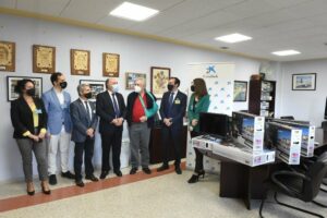 Ayuntamiento y CaixaBank entregan veinte equipos audiovisuales a internos de Botafuegos