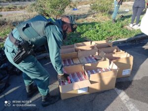 Intervenidas 3.500 cajetillas de tabaco de contrabando ocultas en un vehículo en la autovía A-381