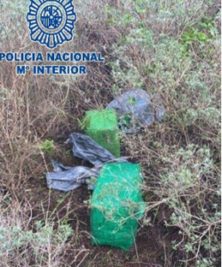 Detenidas cinco personas tras intervenir 300 kilos de hachís en un alijo frustrado en Tarifa