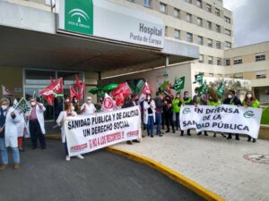 Los sindicatos se concentran en el Punta Europa contra el recorte de derechos al personal del SAS