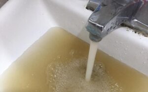 Arcgisa aclara que la coloración del agua potable se debe al bajo nivel de agua en los pantanos