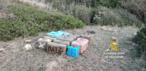 Detienen a tres personas cuando alijaban 500 kilos de hachís en una playa de Tarifa
