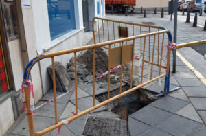 Denuncian un hundimiento de la acera sin arreglar en la calle José Carlos de Luna