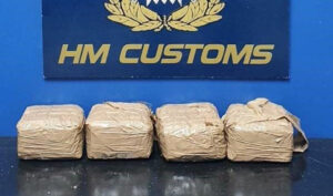 Efectivos de Aduanas de Gibraltar intervienen 2,9 kilos de hachís en la playa de Levante