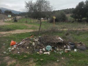 Piden a la Junta que retire los escombros del aparcamiento del itinerario de la Garganta del Capitán