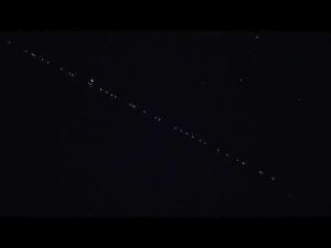 El fenómeno mundial de la aparición de una fila de luces en el cielo se deja ver en Algeciras