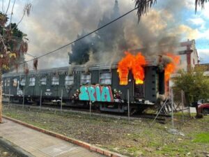 Arde el antiguo vagón de tren expuesto frente a la estación vieja