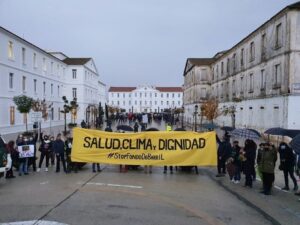 Activistas y ciudadanos muestran su rechazo al Fondo de Barril en una manifestación