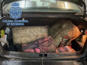 Detienen al conductor de un vehículo con 265 kilos de hachís tras una persecución en Los Yankis