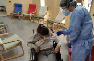 Apadis Bahía de Algeciras se vacuna contra la Covid