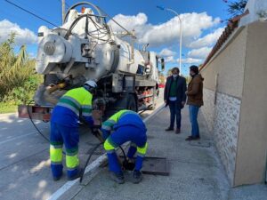 Emalgesa trabaja en la avería en suministro de agua en Los Pastores