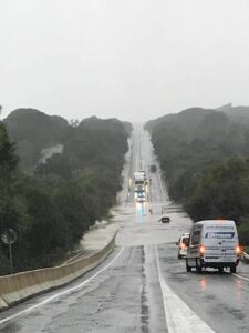 La Guardia Civil rescata al ocupante de un vehículo atrapado en una bolsa de agua en la A-2100