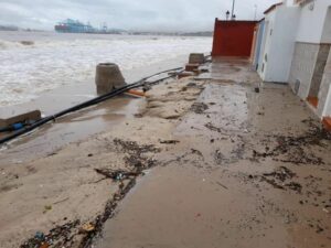 El Ayuntamientro retira 51 metros de las redes de saneamiento al descubierto en El Rinconcillo